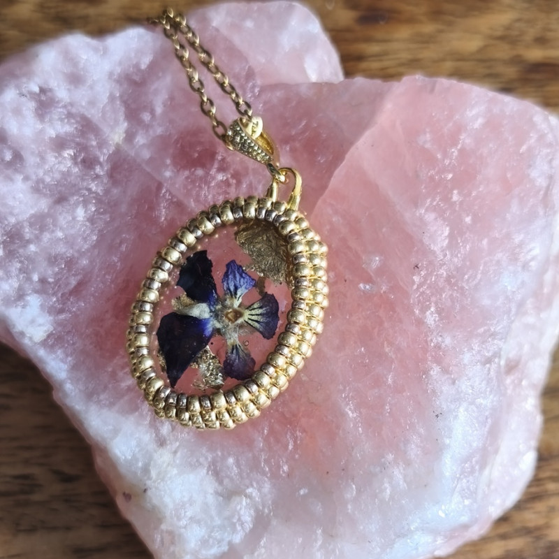 Pendentif en résine et perles dorées - Celhenne bijoux